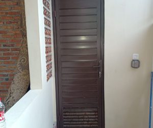 pintu kamar mandi